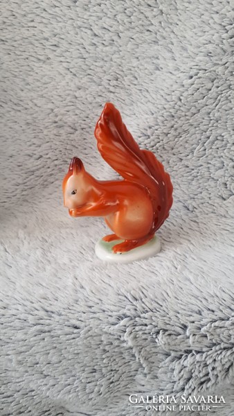Hollóházi mókus porcelán figura