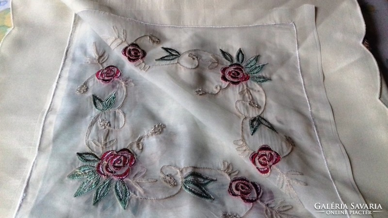 85 X 85 cm embroidered centerpiece, tablecloth x