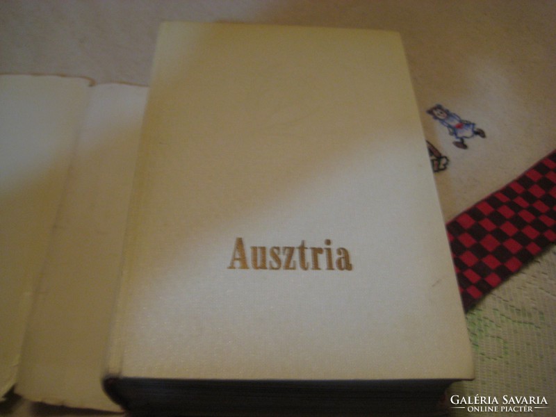 AUSTRIA   Panoráma uti könyvek  ,   720 oldal + térkép