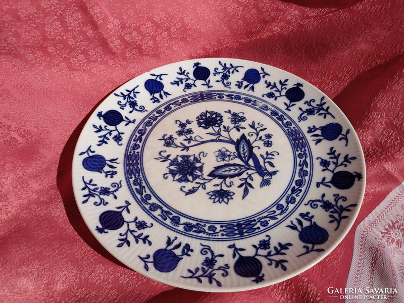 Porcelain serving bowl with onion pattern, dia. 24 Cm.