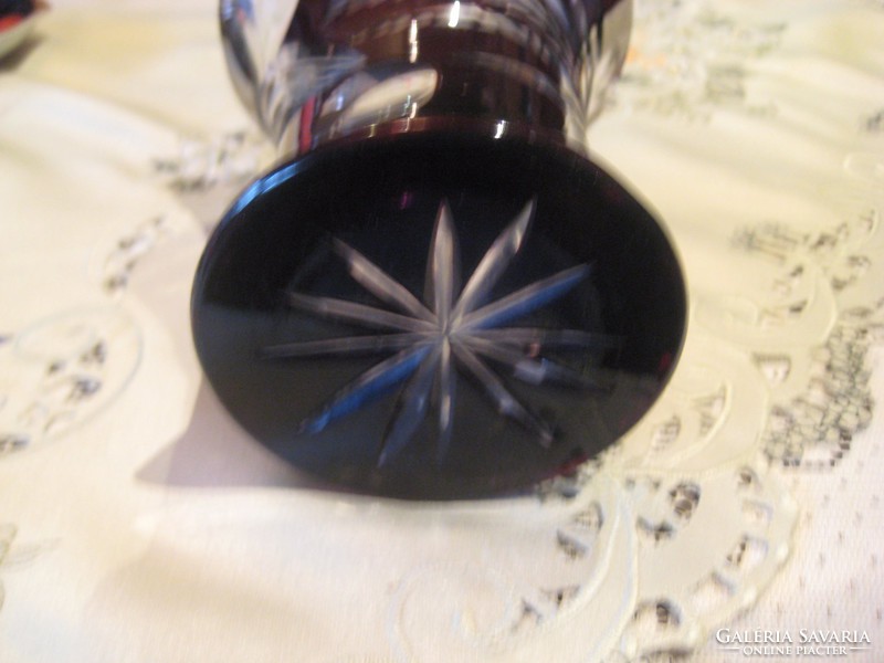 Ólomkristály váza  , sötét bordó , csiszolt  a hatvanas évekből  , 18 cm