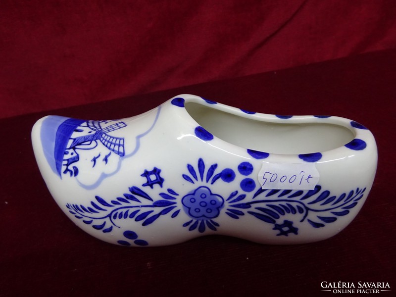 Dutch porcelain slippers. Quality, kept in a display case. Length 18 cm. He has!