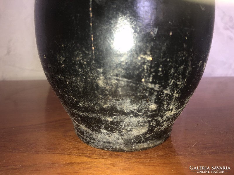 Old vase (damaged)