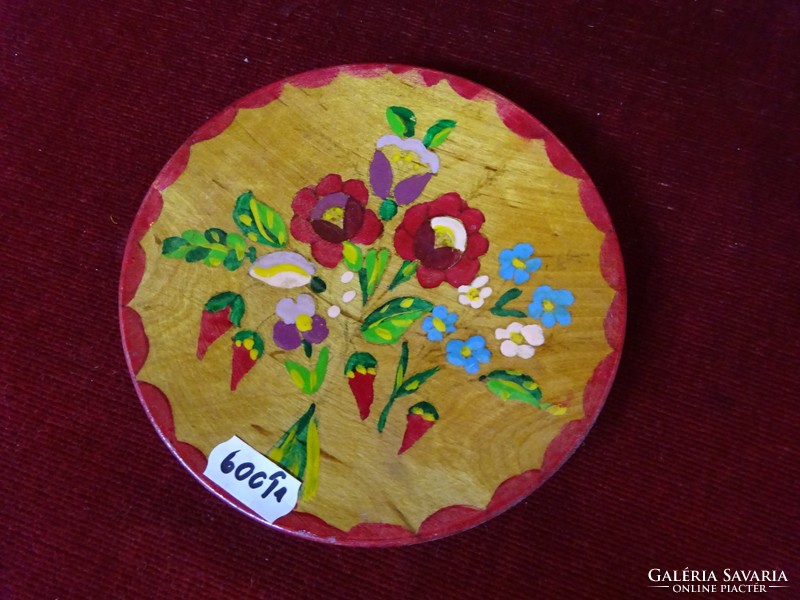 Wooden wall plate with hand-painted floral pattern. Its diameter is 13.5 cm. He has!