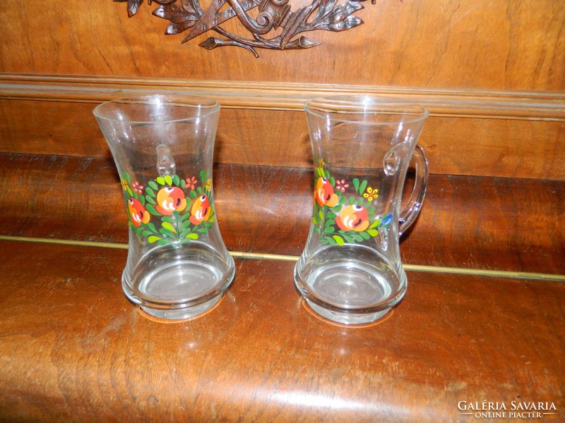 A pair of beer glass glasses with a painted flower pattern