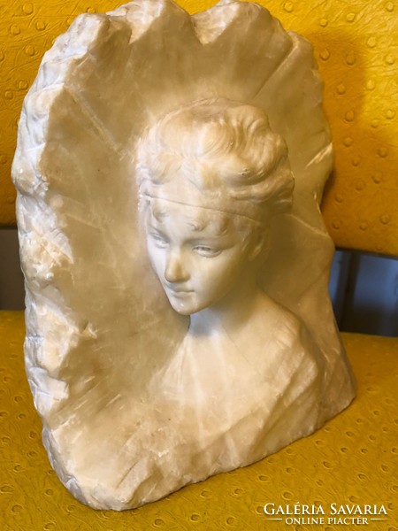 Alabástrom női mellkép szobor