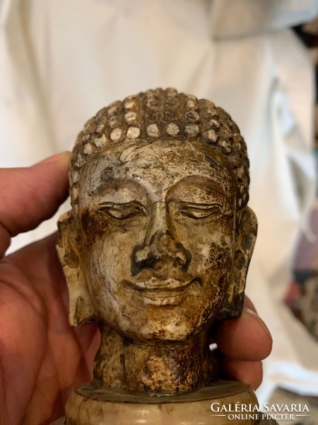Keleti Buddha fej kőből