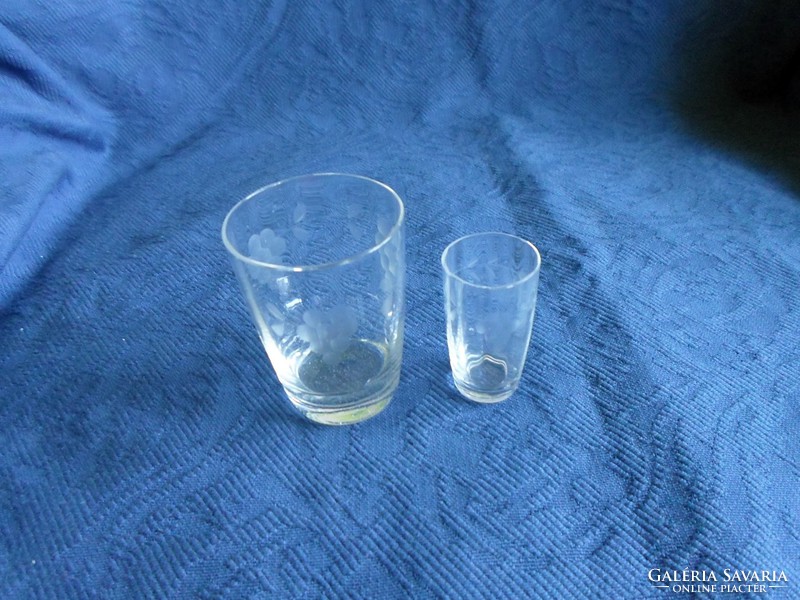 2 pcs of antique grape pattern short drinks together