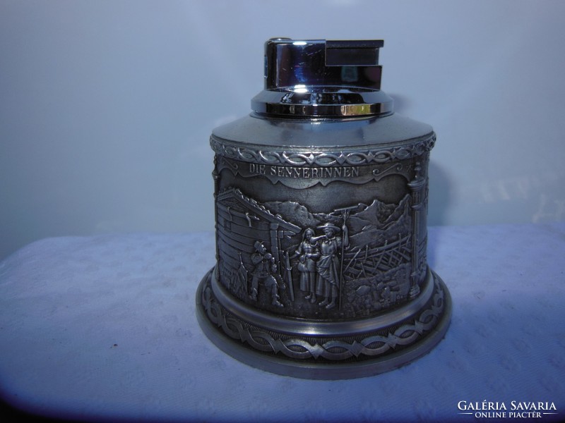 Lighter - pewter - English - tabletop - patterned in a circle - 9 x 9 cm - electric - gas.