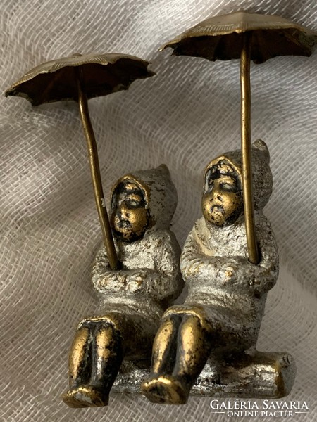 Bécsi bronz gyerekek ernyő alatt 