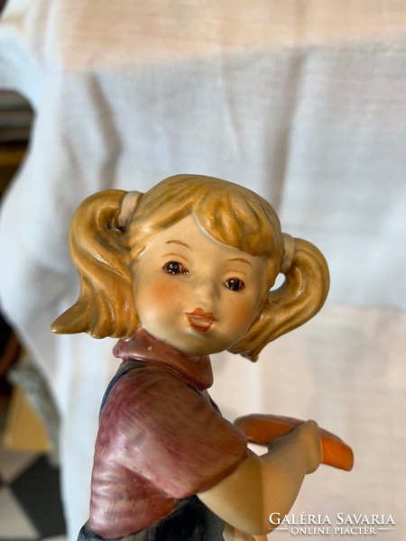 Fricbiző lány Goebel porcelán