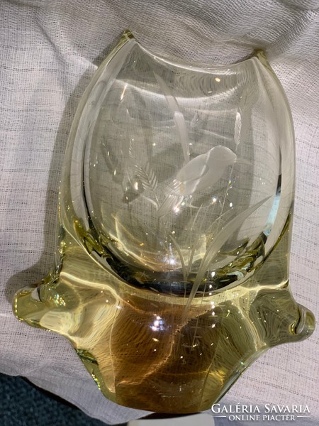 Üveg váza csiszolt madaras mintával