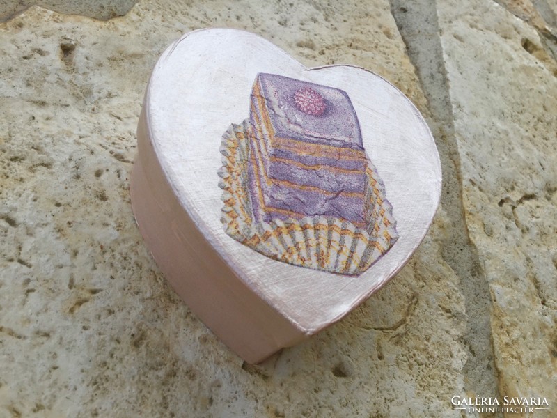 Szív alakú selyemfényű rózsaszín decoupage mini díszdoboz mignon