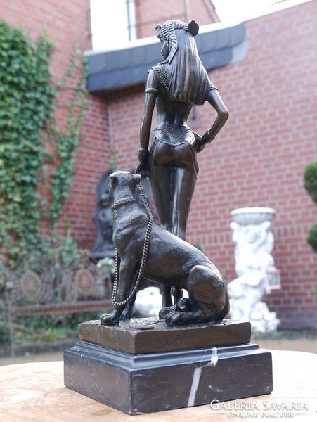 Kleopátra és a gepárd - bronz szobor
