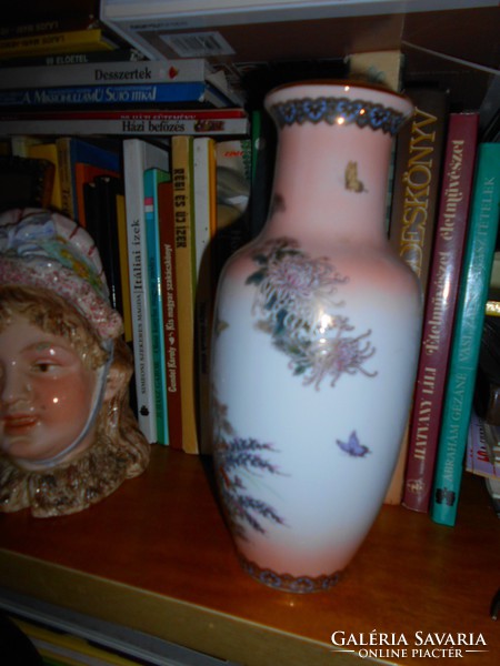 Különlegesen szép Keleti  krizantém mintával porcelán váza magasság:20  cm