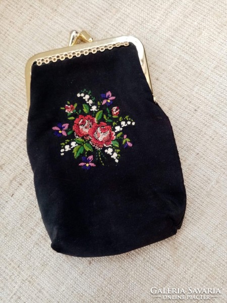 A small wallet decorated with tapestry in good condition with a gold-plated decorative switch