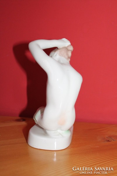 Aqvincum porcelain: squatting nude