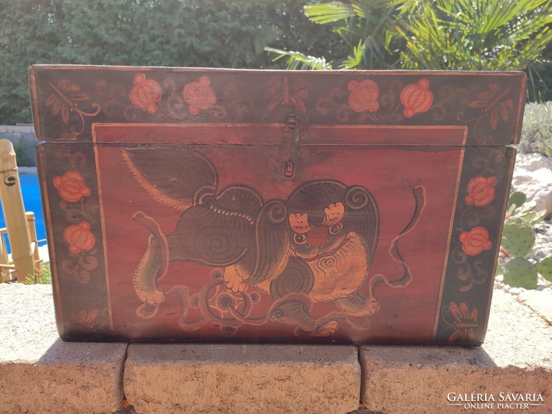 Old Chinese foo dog box!