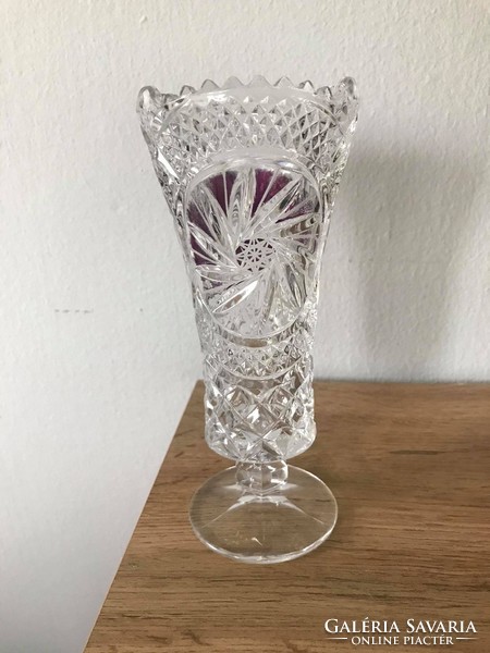 Talpas csiszolt üveg kristály váza lila beütéssel