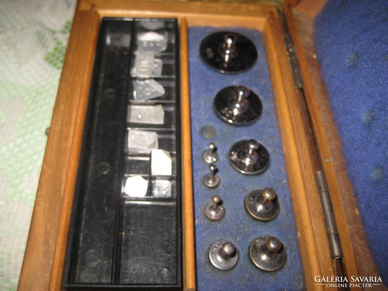 Pharmacy scale weights, nickel-plated, 14.5 x 10 x 6 cm and the box