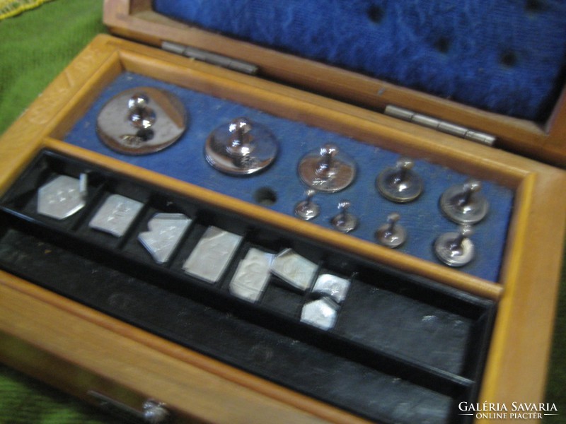Pharmacy scale weights, nickel-plated, 14.5 x 10 x 6 cm and the box