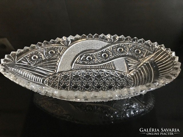 Offering a boat-shaped crystal, richly engraved, 23 cm long