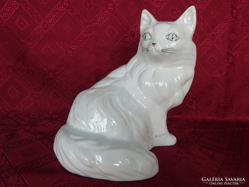 Porcelán, fehér, nagy méretű cica, magassága 25 cm, hossza 24 cm. Vanneki!