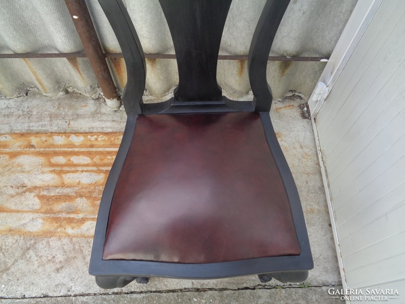 Fekete szék bőr ülőrésszel