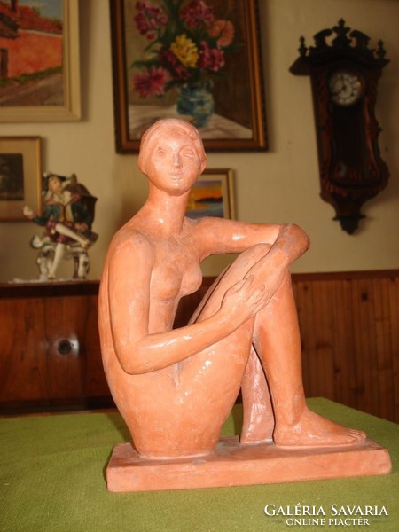 Lesenyei Márta: Ülő akt 24cm terrakotta