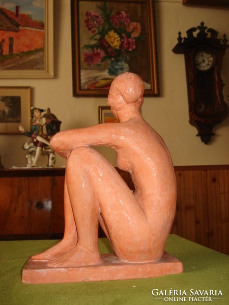 Lesenyei Márta: Ülő akt 24cm terrakotta