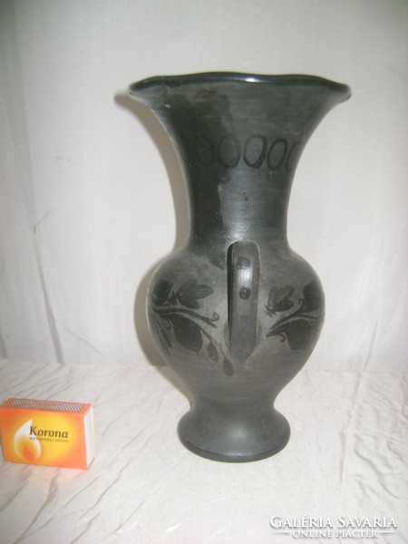 Fekete kerámia váza  - Hmv. G.Z." jelzéssel