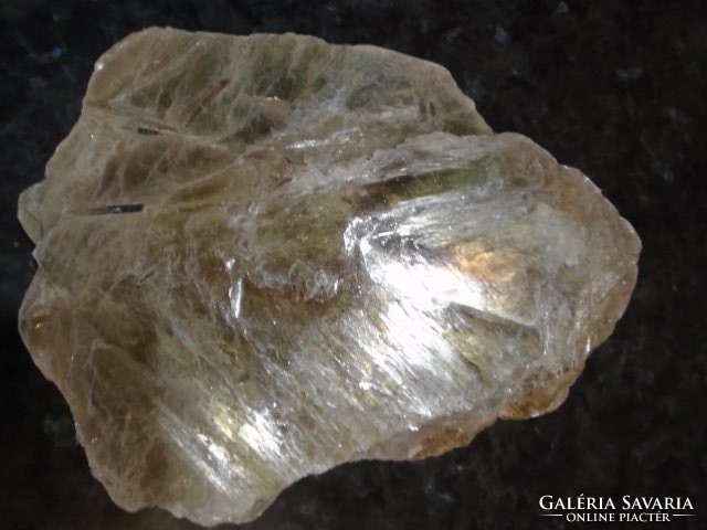Muszkovit ásvány kristály közép Afrikából  Nigériából  Ekitiböl  hatalmas drágakő 891 gramm 4455 ct