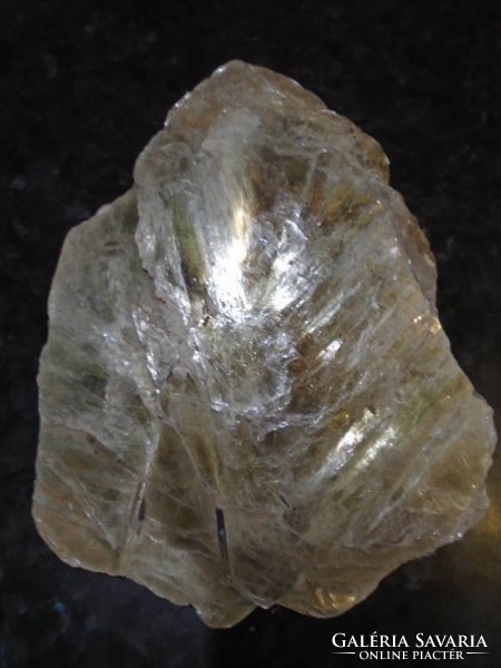 Muszkovit ásvány kristály közép Afrikából  Nigériából  Ekitiböl  hatalmas drágakő 891 gramm 4455 ct
