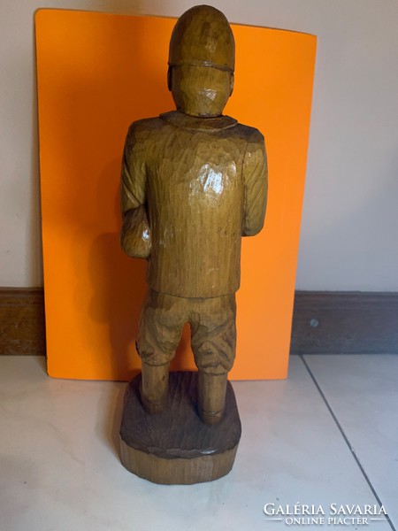 Furulyázó férfi faragott fa szobor, 30 cm magas