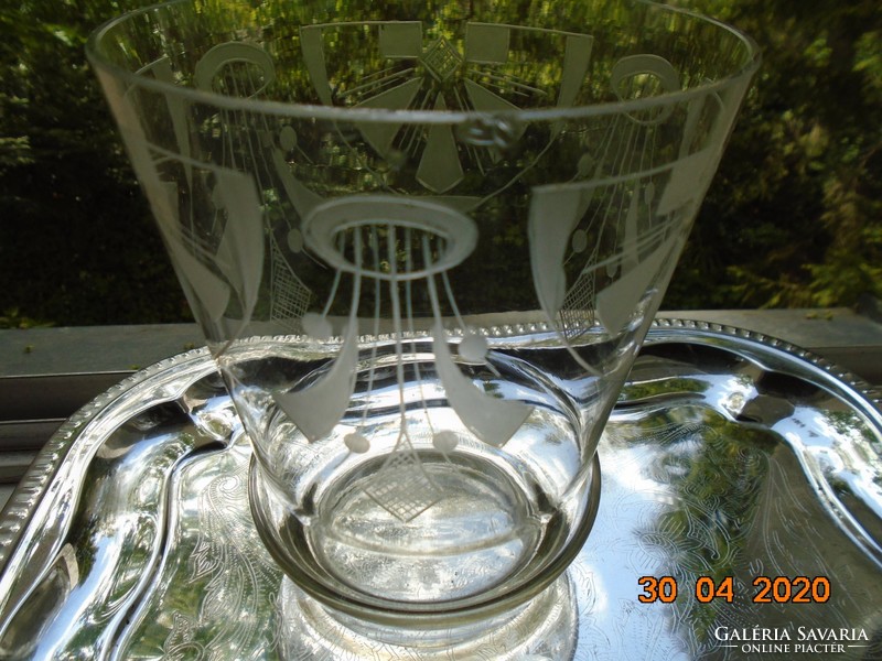 Szecessziós savmaratott mintákkal, kézműves üveg váza