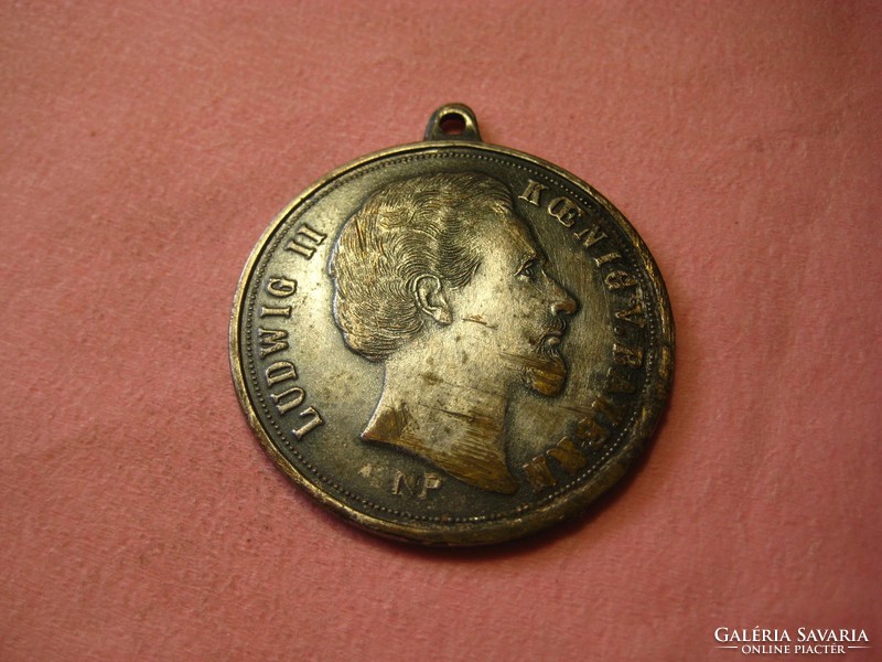 II. Lajos bajor  király    ezüstözött  medál  , kissé karcos állapotban   4 cm átmérójű