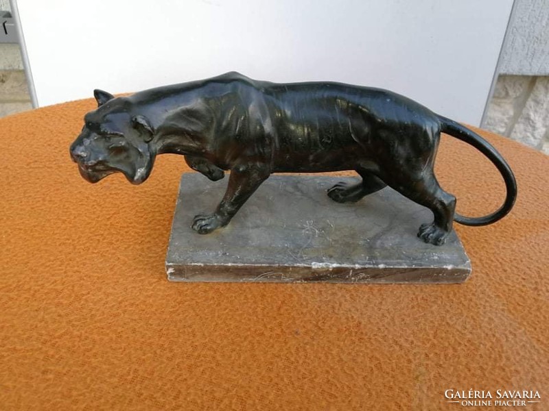 Lion statue pewter, small plastic figure of spain. Nicely crafted hunter, hunter theme!