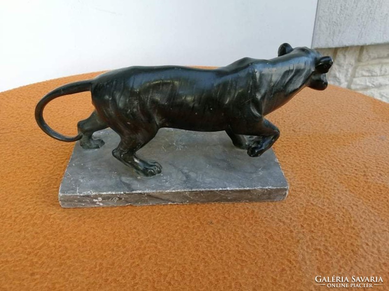 Lion statue pewter, small plastic figure of spain. Nicely crafted hunter, hunter theme!