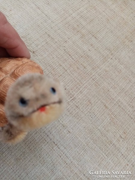 Régi  Szív jelzett kis teknősbéka üveg szemekkel mohair 