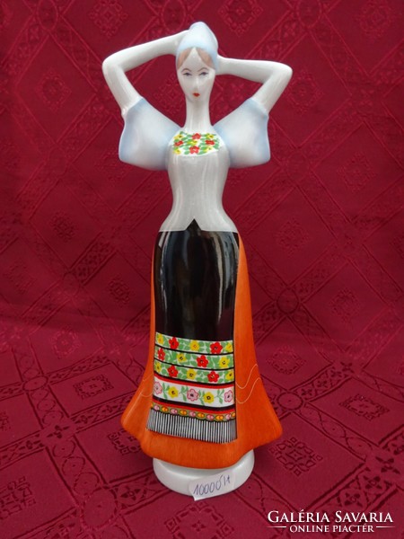 Aquincumi porcelán figurális szobor, lány népviseleti ruhában. Vanneki!
