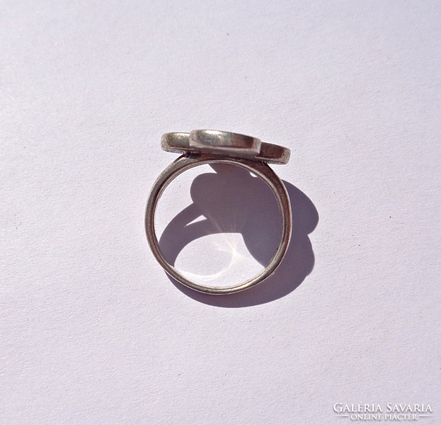 Rózsaszín alapon gyöngyház berakásos 925-ös gyűrű