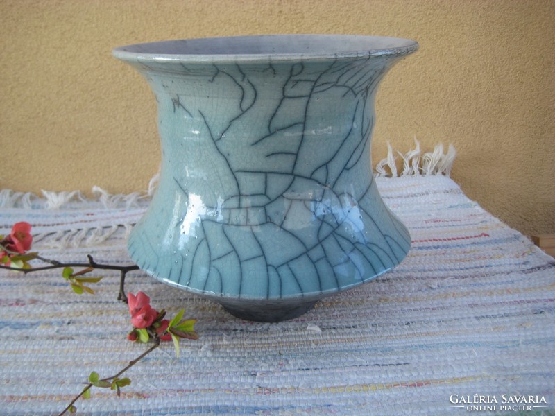 Modern vonalú  kaspó vagy váza , repesztett mázzal   25 cm