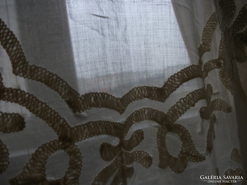 Antik batiszt rátétes és selyem szállal hímzett terítő 83x79 cm