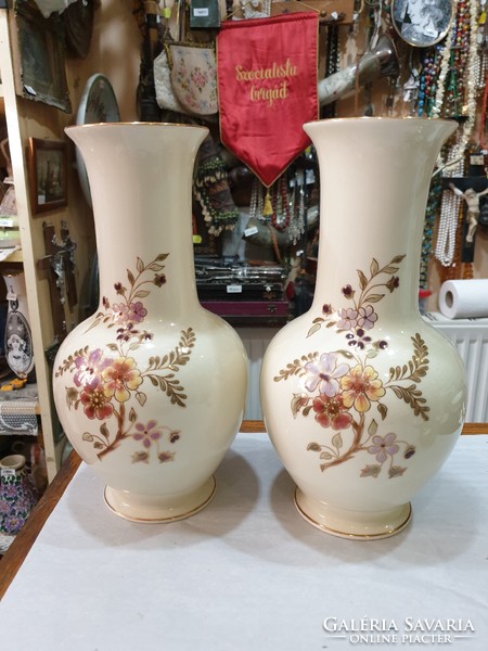 2 Zsolnay vases