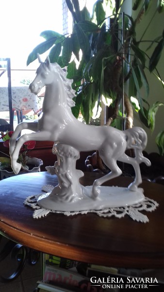 Hófehér porcelán ló