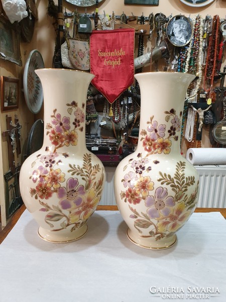2 Zsolnay vases