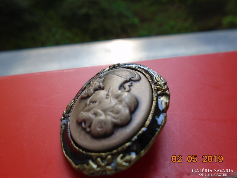 Antique cameo brooch 3.5 x 3 cm