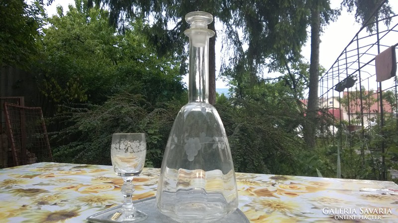 Retro szőlőfürtös borosüveg-boros palack dugóval