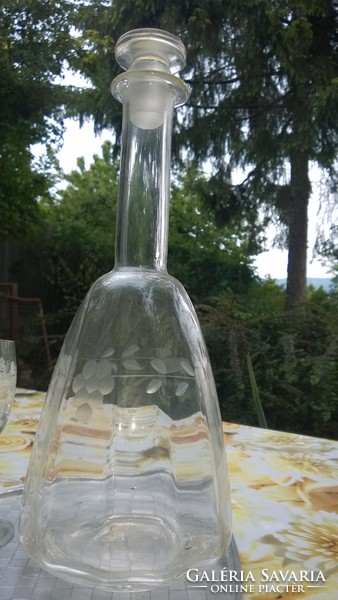 Retro szőlőfürtös borosüveg-boros palack dugóval