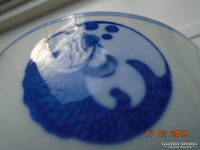 Kézzel máz alatt kobaltkékkel festett kínai tál hal mintával